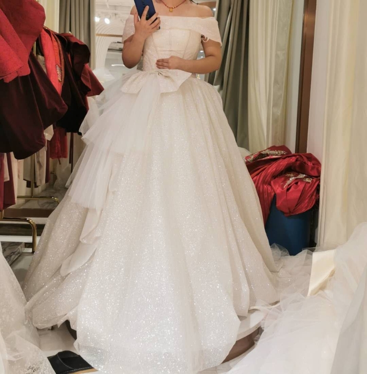 今年五月实体店定制婚纱，裙子超闪原价300...