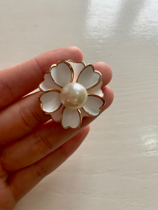 珍珠花瓣戒指，大小可以调节，很适合海边度假风