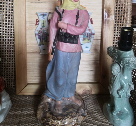 文革567瓷精品粉彩人物瓷塑  海岛女民兵...