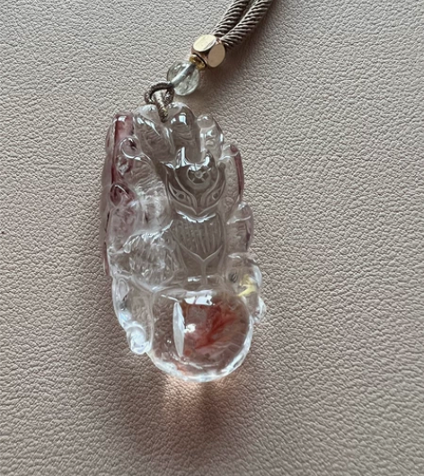 精工巧雕胶花古风九尾狐水晶， 是很厉害的奶...