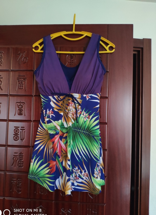 女士游泳衣,专柜买的,几乎全新,质量非常好...