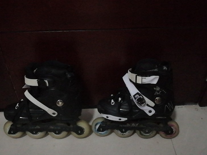 大学入社团的时候买的，轮子会发光，35～3...