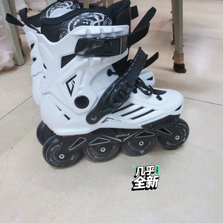 出一套轮滑鞋装备齐全，穿了没超过十次 摔了...