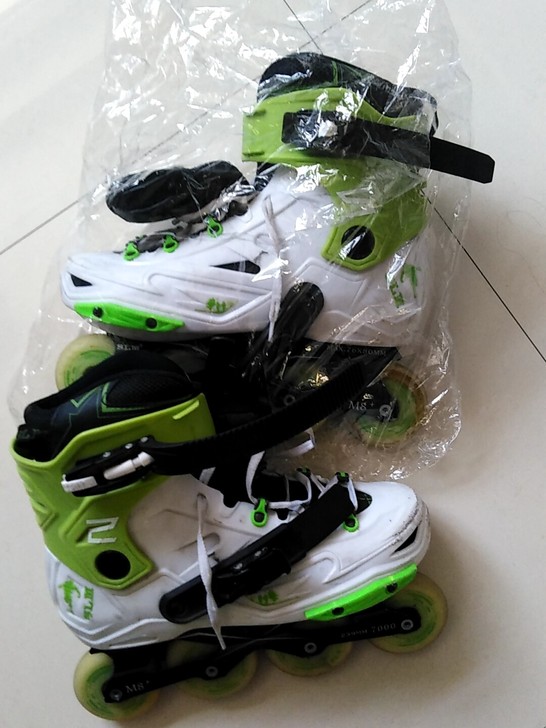 轮滑鞋 9层新，孩子学习任务重，没怎么滑，...