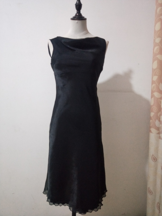 日本大牌ROSA9码荡领镭射裙，领口是花朵...