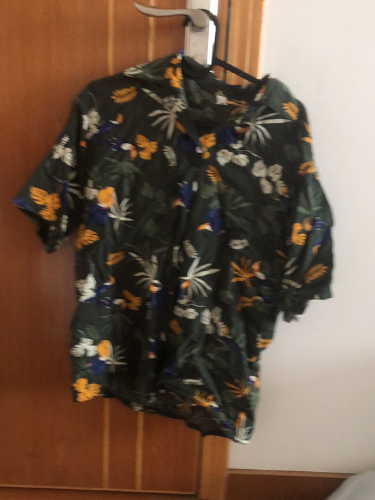 去年去厦门的时候穿啦一次，几乎全新的衬衫！...