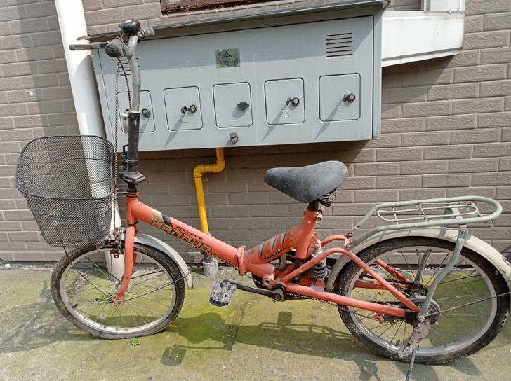 折叠自行车，放仓库很久了，车胎没有气了