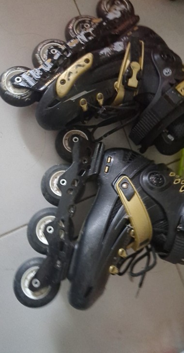 37码轮滑鞋,买来没穿几次,闲置了。