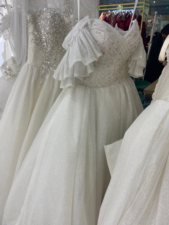 全新大托尾婚纱 袖子可摘 200