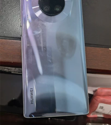 华为MATE30Pro 5G手机外观有点磨...