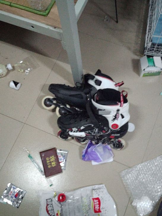 轮滑鞋,旱冰鞋,搬家多余了的带不走(其实是...