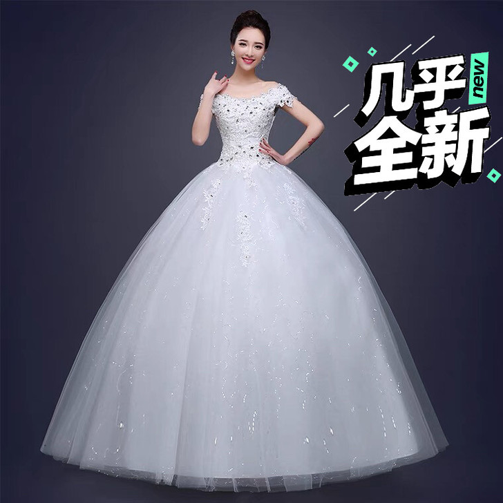 结婚时购置的三件衣服，分别为齐地款婚纱，大...