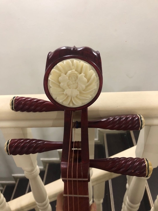 琵琶老师手上买的，半年，音质还不错