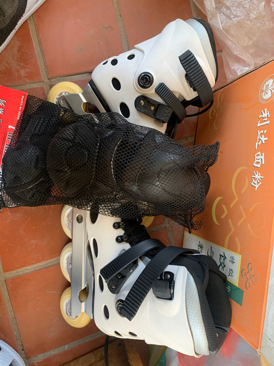 上门自提.轮滑鞋 36码  送护具