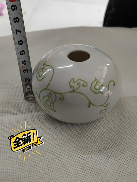 插花小罐。瓷制很好。插花。插笔都很合适。还...