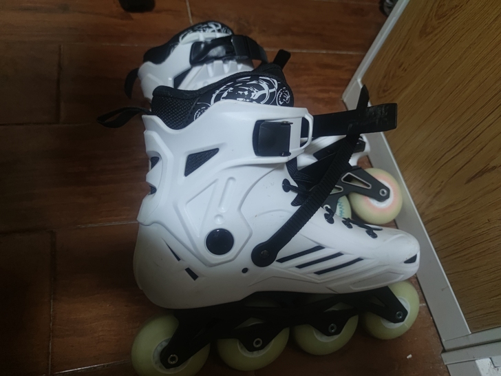洛神溜冰鞋,41码,京东购买,当时想着学着...