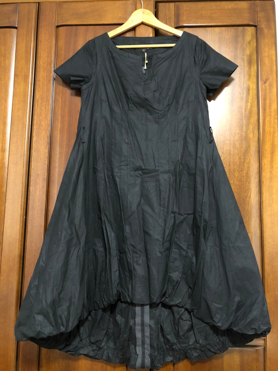 黑色全棉连衣裙,前短后长,裙围大,上身很有...