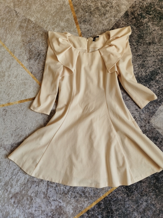 初秋公主裙荷叶肩米色连衣裙