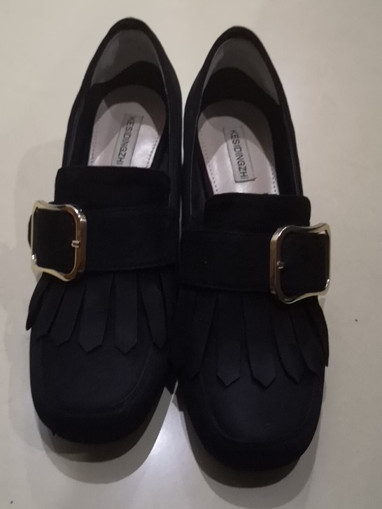 女士秋冬季坡跟单鞋，36码。跟高5公分，有...