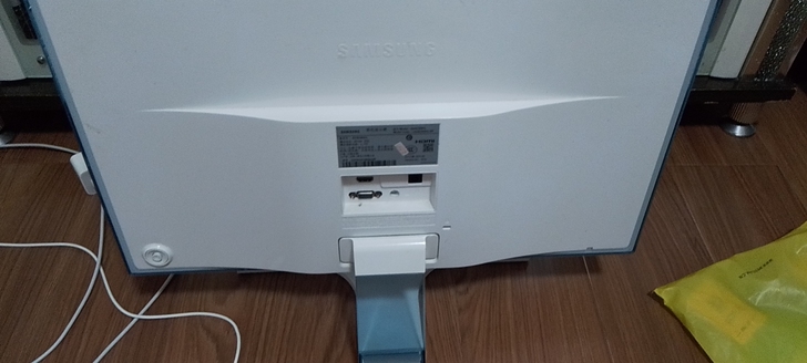 卖三星显示器成色很好。 24寸 仅限自提