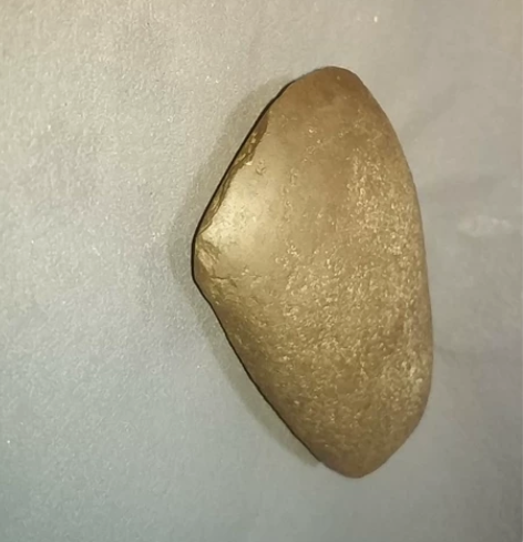 石斧，石器时代的石斧子，历经几千年，使用痕...
