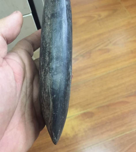 石器时代穿孔大石斧，或者石铲。石质坚硬，难...