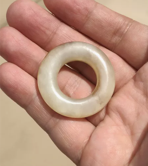 石器时代玉环。可能是良渚时期，也有可能是凌...