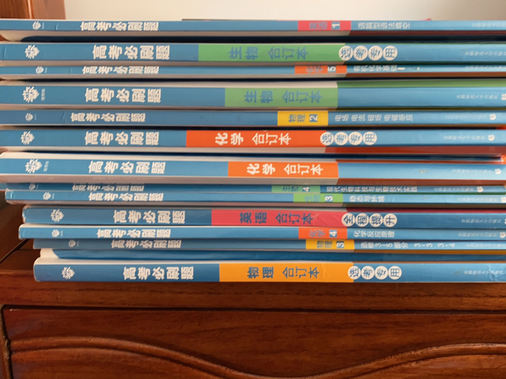 高考必刷题，感兴趣的可以找我，薄的10元一...