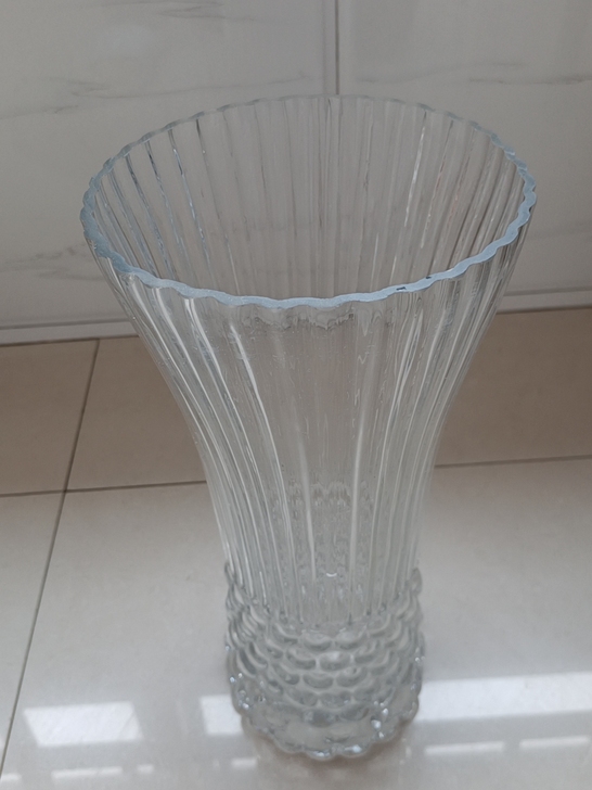 玻璃花瓶高29CM，瓶口直径15CM，此件...