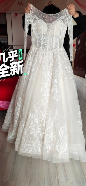 绣花婚纱大裙摆，适合结婚的你