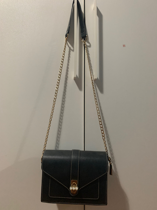 黑色链条包包 8成新 ,口袋多容量大,款...