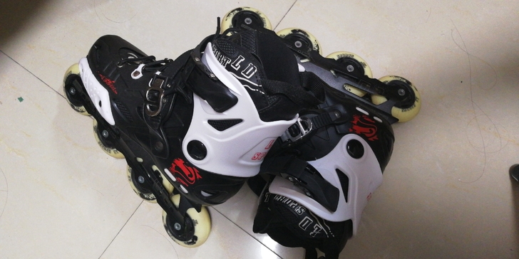 绿动轮滑鞋，37码，很新很新，小白买来没耐...