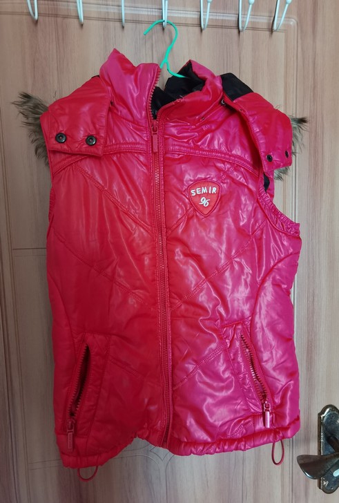 森马羽绒马甲，这两天里面搭个小毛衣正穿，适...