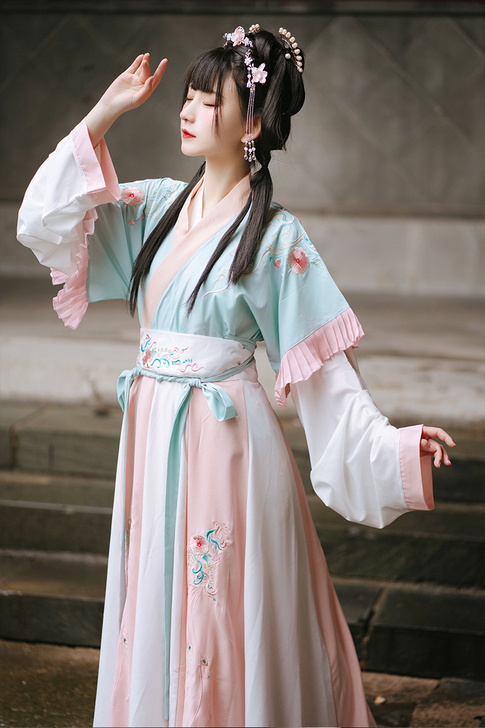 汉服照片，仅试穿，绣花精致，但是很薄，垂感...