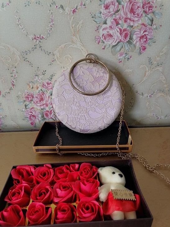 免费送蕾丝花链条圆挂包