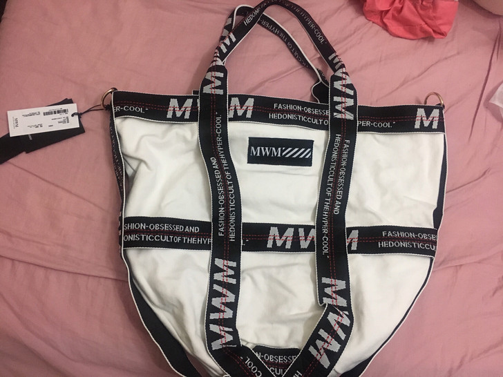 MWM潮牌超大单肩包。超大。自身重都一斤多...