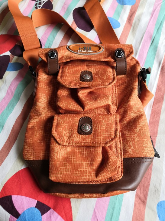 旅行便携包 买来一直闲置了，包包太多，防水...