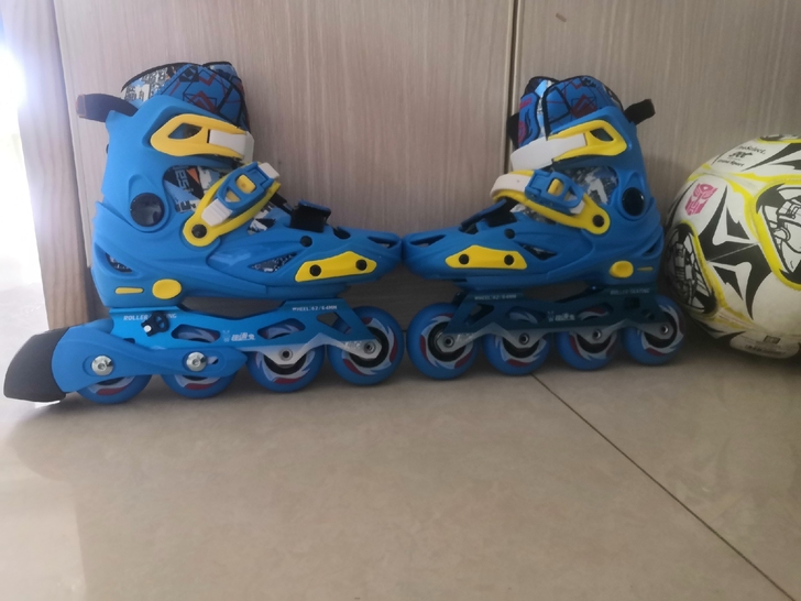 小孩专业轮滑鞋，小了一丢丢。基本是全新的，...