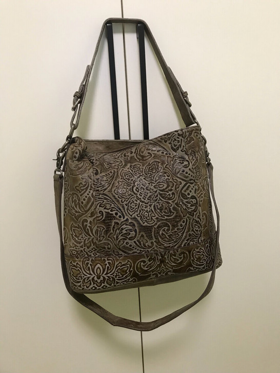 头层雕花软牛皮，单肩斜挎包，几乎全新