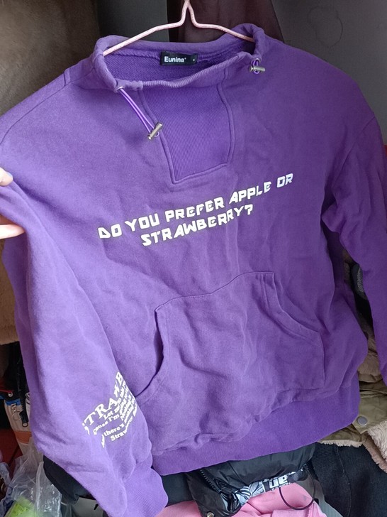 印花卫衣女s码，九成新，压箱底有点褶皱，便...