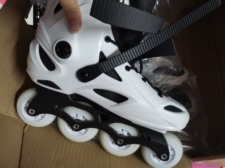 大一刚加入轮滑社的时候买的，后来摔倒了就被...