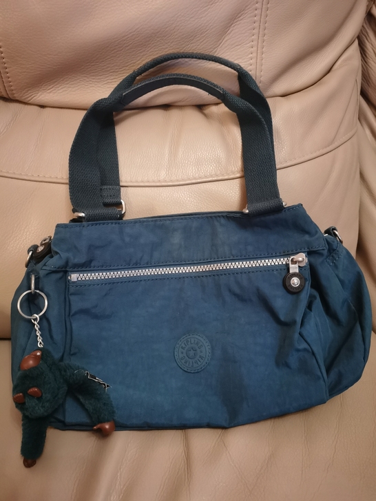 实体店专柜购买，凯普林背提包，我觉得这颜色...