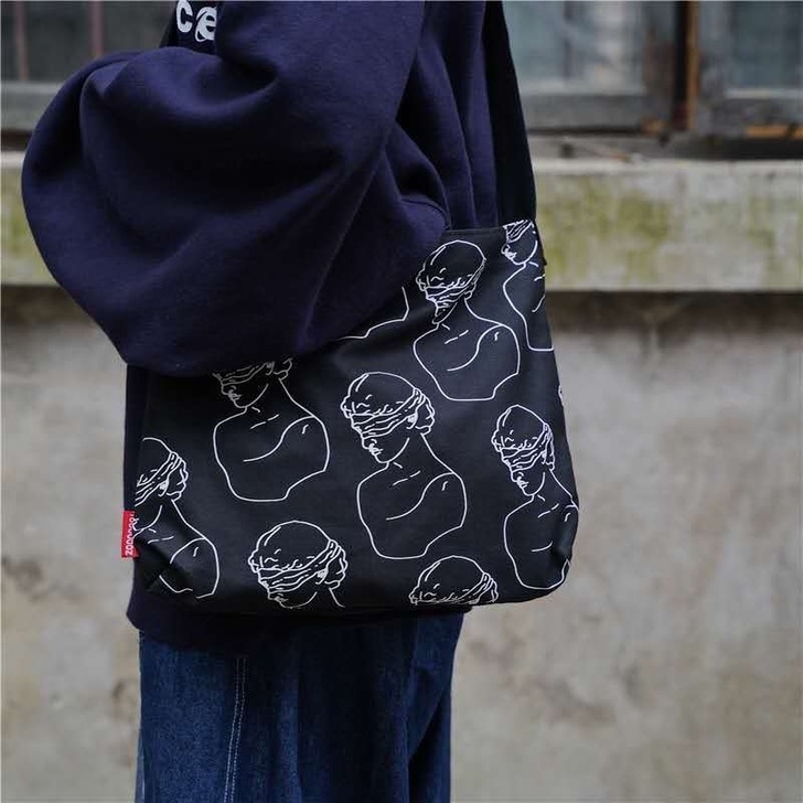 全新斜挎帆布包包休闲创意随手包单肩包黑白