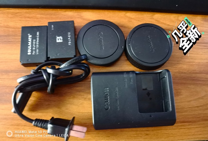 佳能M50系列原装充电器。带2块别的牌子电...