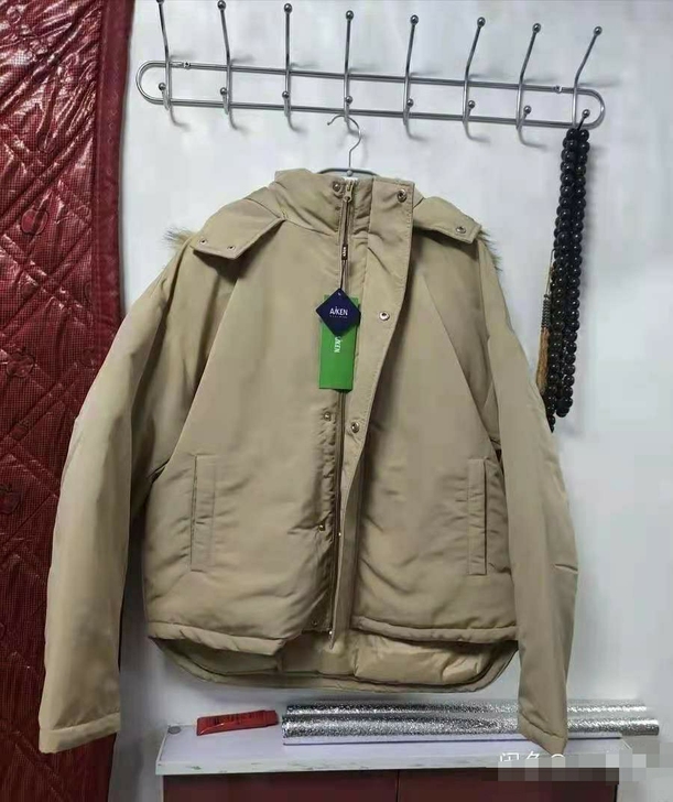 全新森马旗下品牌。艾肯棉服，尺码180。能...