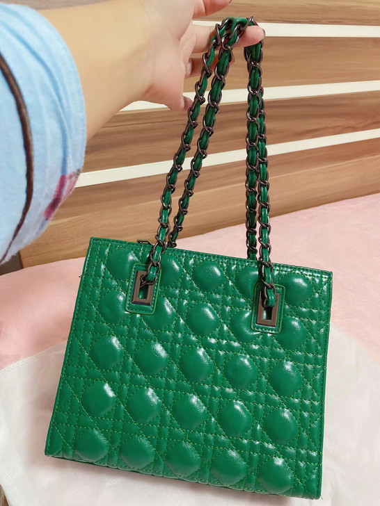 超级显白的绿色，全新，全牛皮，实在买的太多...