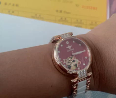 生日老公送的欧品客正品手表，我皮肤太黑红色...