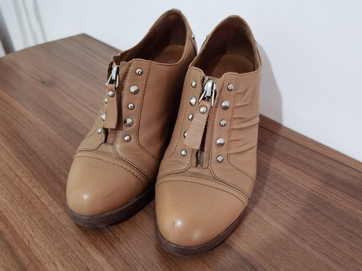 意尔康坡跟单鞋，37码