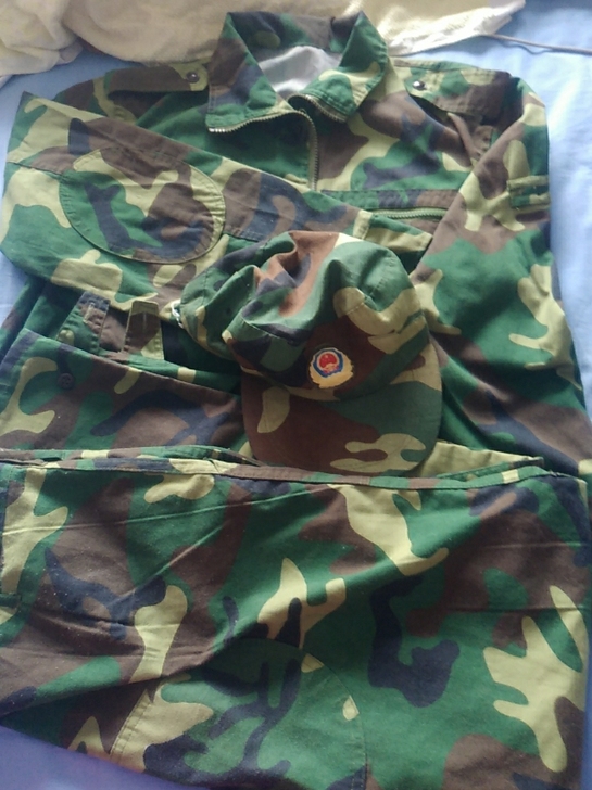 迷彩军训服一套，包括上衣，裤子，帽子，尺码...