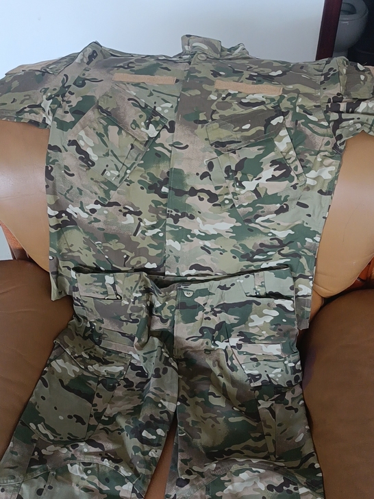 全新cp迷彩服，上衣胸围115cm裤子腰围...